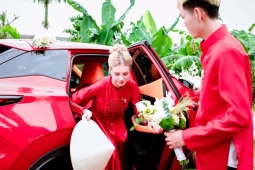 Cô dâu Nga xinh như búp bê, bất ngờ vì được tặng vàng trong đám cưới ở Quảng Trị
