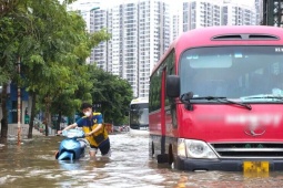 Kiên quyết chặn người và xe qua các điểm ngập sâu tại Hà Nội