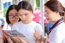 Sinh viên bất bình vì khoản 'phạt' 10-20 triệu nếu tốt nghiệp muộn