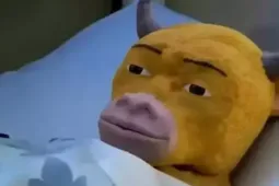 Chú bò 'xấu tệ' trong phim 'Ngưu Lai' thành meme, thú bông bán hơn vạn chiếc