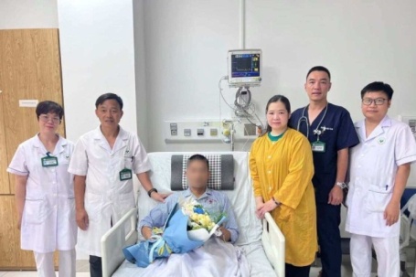 Nam bệnh nhân nguy kịch vì COVID-19, hồi phục sau gần 30 ngày điều trị