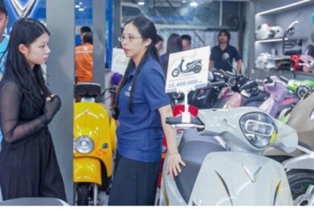 Xe máy điện đồng loạt tăng giá mùa tựu trường: Chiêu "bẻ lái" ưu đãi của đại lý