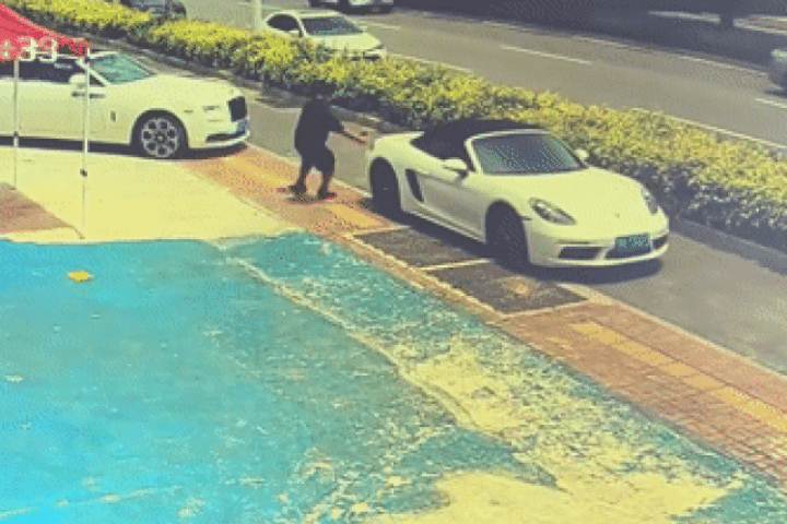 Hai người đàn ông 'lấy cả thân mình' ngăn chiếc Porsche trôi vào xe Rolls-Royce