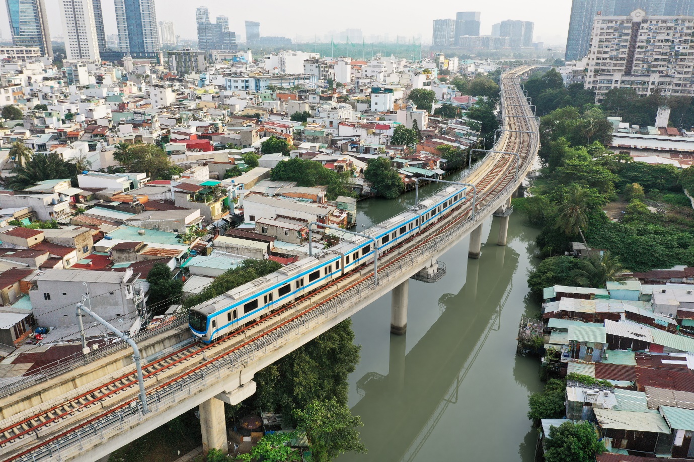 Tiếp nối thành công của Metro số 1 (ảnh), có thể thấy rõ tương lai bứt phá của tuyến Metro số 4 (Đông Thạnh - Hiệp Phước) - thời điểm vàng để đón đầu chu kỳ tăng trưởng mới khu Nam. (Ảnh: Quốc Dũng)