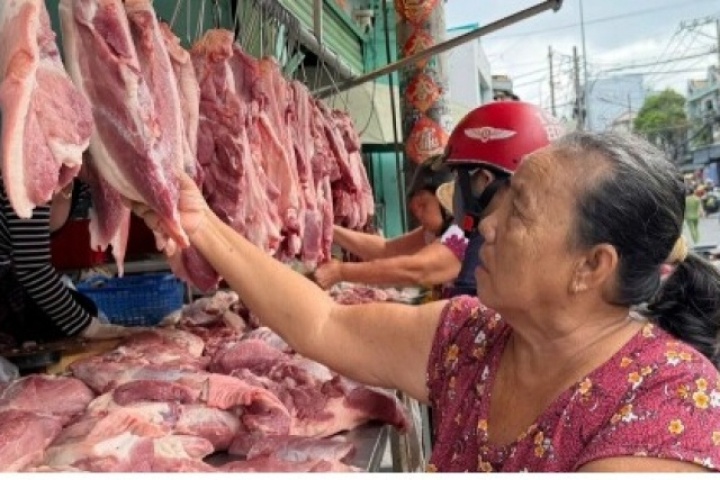 Giá heo hơi giảm xuống đáy, nhưng giá thịt heo ở chợ truyền thống gần như đứng yên