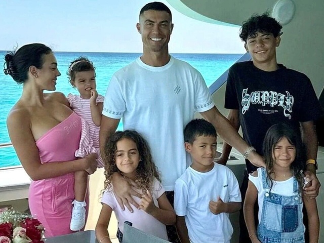 Khoảnh khắc ngọt ngào của cặp đôi Georgina Rodriguez và Cristiano Ronaldo.