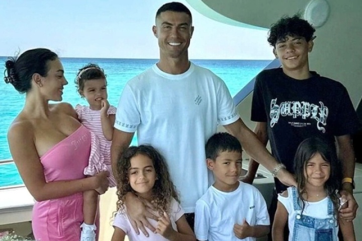 Georgina Rodriguez 'làm thủ tục nhận nuôi các con riêng của C. Ronaldo'