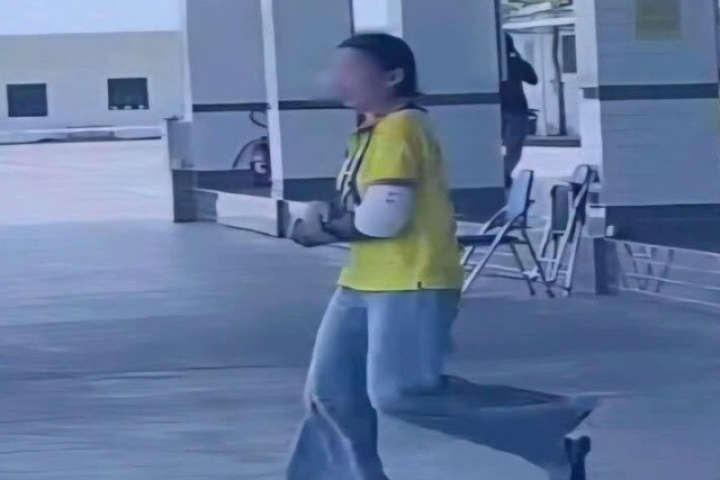 Thực hư clip người phụ nữ bó bột đi thi sát hạch lái ô tô hút 1,1 triệu view
