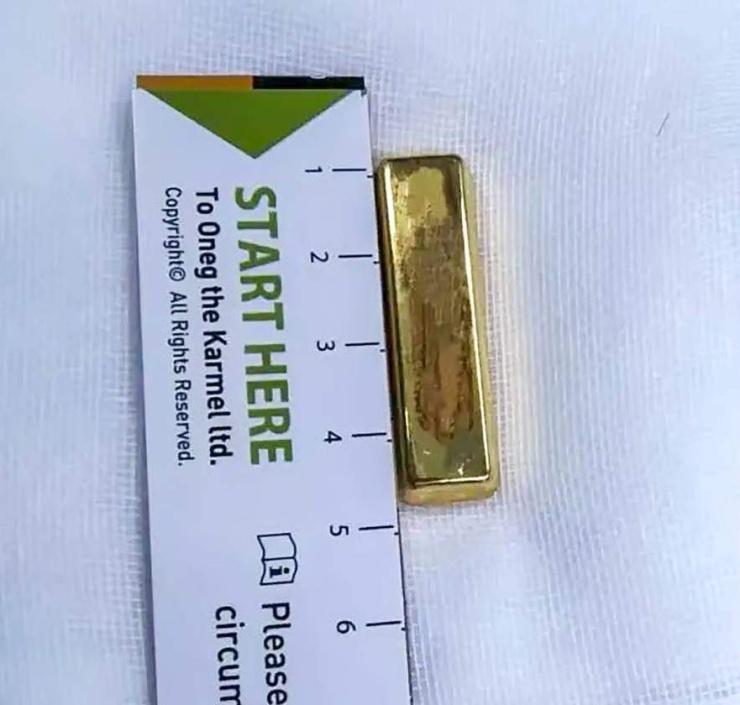 Thỏi vàng dài gần 5 cm sau khi được gắp ra ngoài. Ảnh: QQ