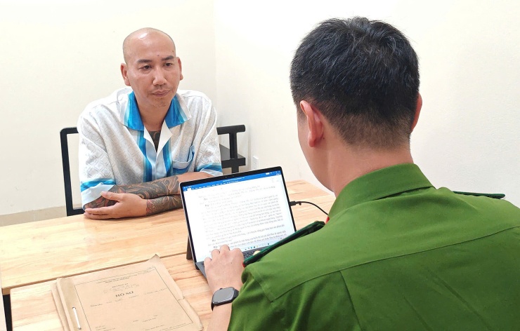 Phú Lê tại cơ quan điều tra. Ảnh: Công an cung cấp