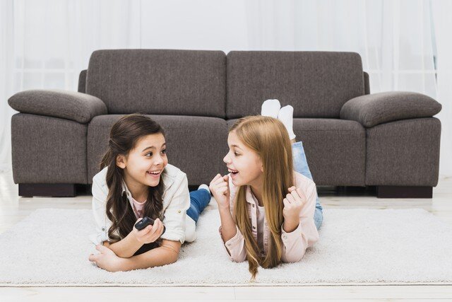 Cha mẹ EQ thấp thiếu sự tinh tế khi giao tiếp với bạn bè của con khiến con có thể lựa chọn cách giữ khoảng cách, hạn chế để bạn bè gặp cha mẹ và không muốn chia sẻ nhiều chuyện riêng tư. Ảnh minh họa