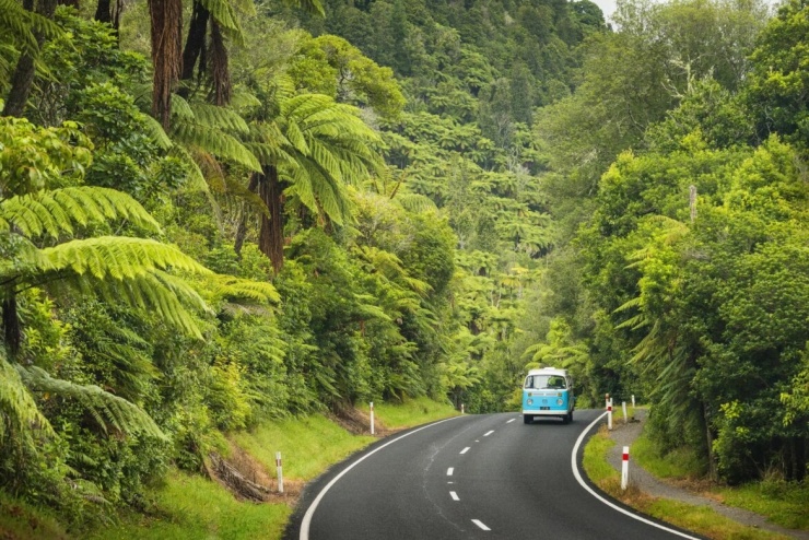 Hiếm có cách nào khám phá New Zealand tuyệt vời hơn một hành trình bằng xe van cắm trại, với rất nhiều điểm đến đang đón chờ như hang đom đóm Waitomo, phim trường Hobbiton hay đi dưới những cây kauri cao vút của rừng Waipoua. Hơn nữa tại New Zealand, chi phí thuê xe vào mùa thấp điểm có thể rẻ hơn tới 50% so với mùa hè. 