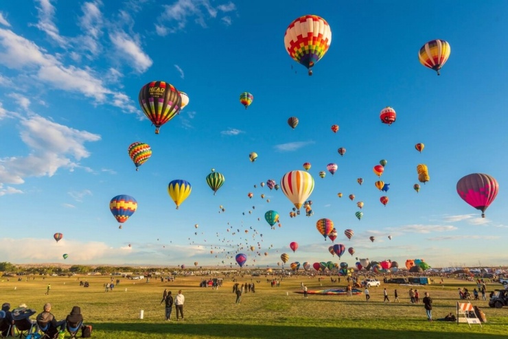 Thường được mệnh danh là "Vùng đất đầy mê hoặc", khu vực New Mexico (Mỹ) càng trở nên quyến rũ hơn vào mùa thu với tiết trời ôn hòa đầy nắng. Hãy ghé thăm nơi đây vào đầu tháng 10 để hòa mình vào Lễ hội Khinh khí cầu quốc tế Albuquerque nổi tiếng.