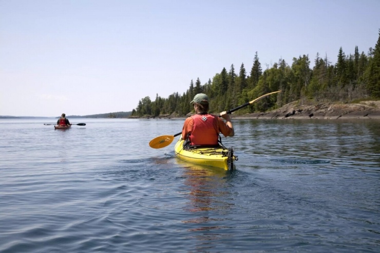 Isle Royale là một trong những vườn quốc gia ít đông đúc tại Mỹ, chủ yếu là do nơi này đóng cửa trong gần một nửa thời gian của năm và chỉ có thể tiếp cận bằng thủy phi cơ hoặc loại phà không chở ô tô. Tháng 9 là thời điểm ít đông đúc và ít côn trùng hơn so với cao điểm mùa hè, nhưng thời tiết vẫn đủ ấm áp để du khách chèo thuyền, đi bộ đường dài và cắm trại giữa thiên nhiên hoang sơ.