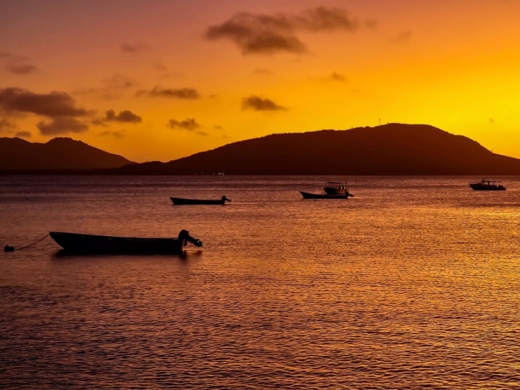Tại khu vực Nam Thái Bình Dương, Fiji là thiên đường nghỉ dưỡng đầy cuốn hút và dễ tiếp cận. Là điểm đến thuận tiện và phát triển mạnh về du lịch, quần đảo này mang vẻ đẹp tuyệt mỹ với bãi cát trắng và làn nước biển xanh trong; đặc biệt là các nhóm đảo Yasawa và Mamanuca là những nơi phát triển nhất.