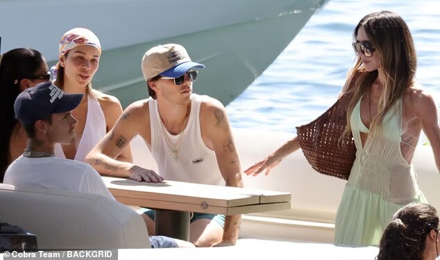 Victoria Beckham khoe vóc dáng săn chắc ở tuổi ngũ tuần với thiết kế xuyên thấu màu xanh pastel khi cùng gia đình ăn trưa bên bờ biển Amalfi.