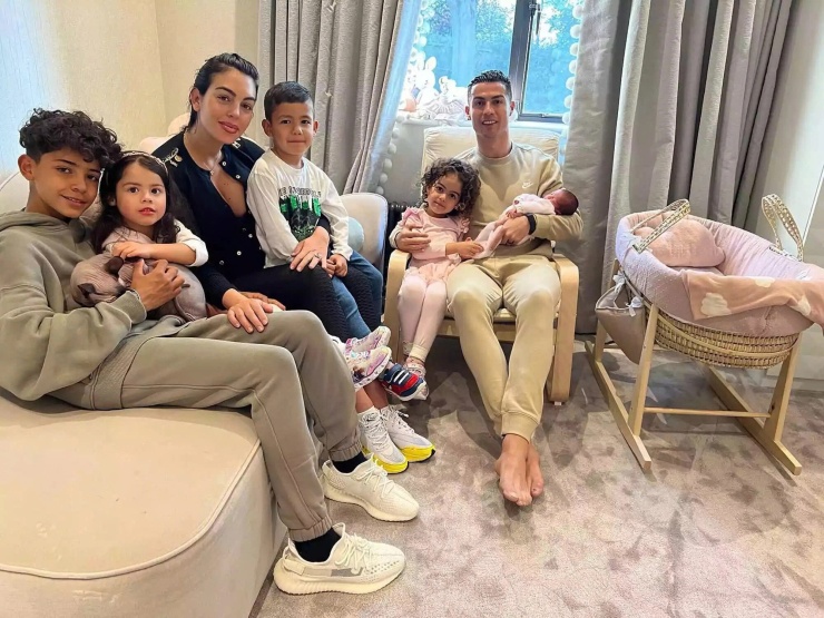 Georgina và Cristiano Ronaldo bên các con: Cristiano Jr., Eva, Mateo (trái), Alana và Bella (ngồi bên Ronaldo).