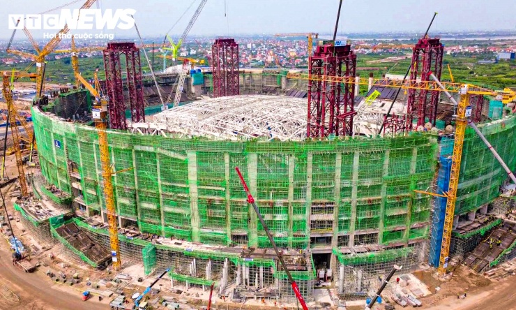 Sân vận động PVF do Bộ Công an làm chủ đầu tư, nằm trong tổ hợp thể thao, dịch vụ rộng khoảng 92ha. Theo quy hoạch, công trình có sức chứa 60.000 chỗ, diện tích khoảng 55.000m², đáp ứng các tiêu chuẩn FIFA để phục vụ những giải đấu quốc tế trong tương lai.