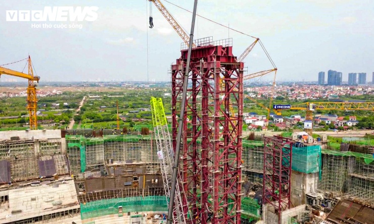Sau khi hoàn thiện hệ dàn thép mái và các trụ nâng, nhà thầu sẽ triển khai hệ cáp kích rút tại 4 cụm trụ. Hệ thống này phục vụ quá trình nâng, đưa kết cấu mái lên đúng cao độ và vị trí theo thiết kế, đồng thời hỗ trợ ổn định hệ mái trong quá trình thi công.