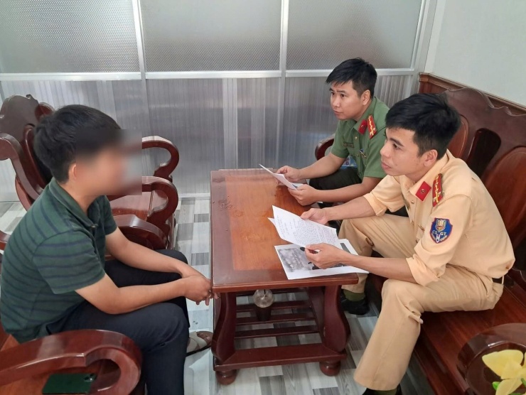 Cơ quan công an làm việc với H. Ảnh: Lê Hoài