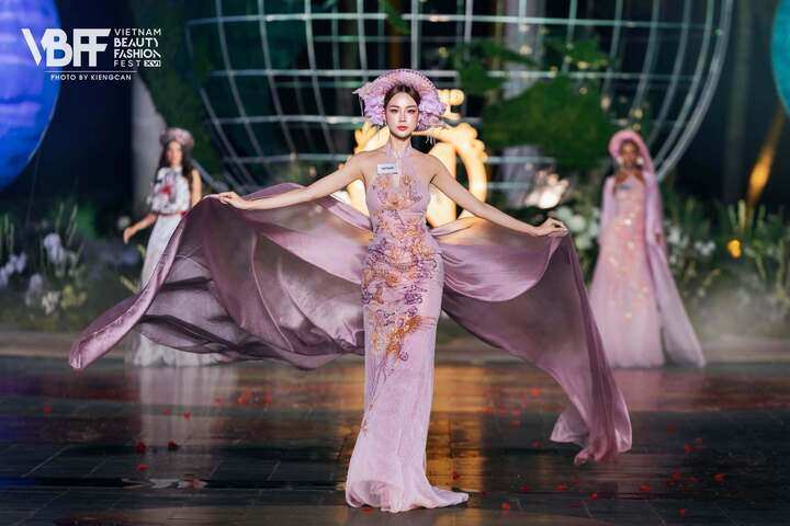 Bảo Ngọc vào Top 60 phần thi Top Model (Người đẹp thời trang).