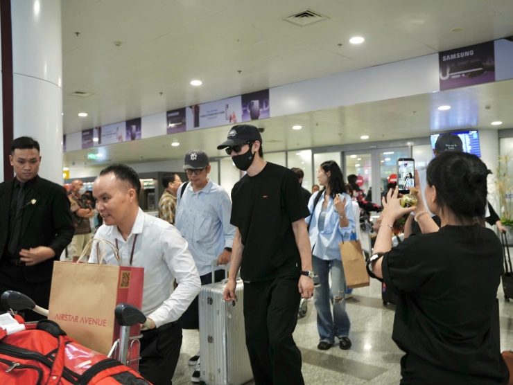 Yoo Yeon Seok đến Hà Nội.