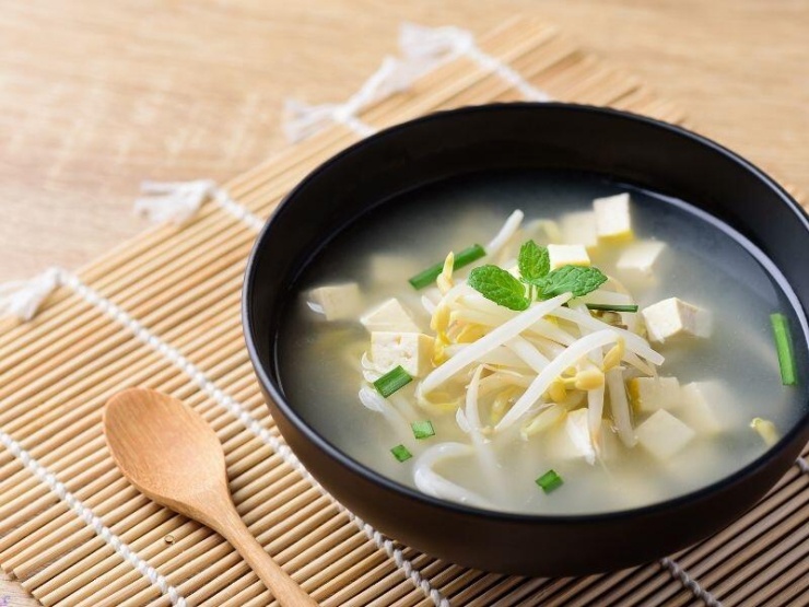Giá đỗ nấu canh với đậu phụ