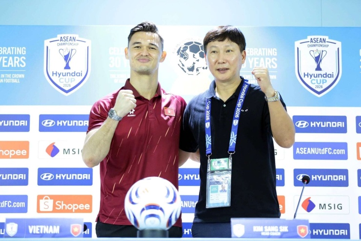 Patrik Lê Giang cùng HLV Kim Sang-sik tại họp báo.