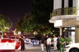 Công an rời nhà Hải Sapa TV lúc nửa đêm, người dân hiếu kỳ vẫn ùn ùn kéo đến