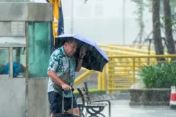 Mất chuyến du lịch Hạ Long vì mưa bão xối xả
