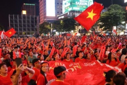 Cổ động viên cả nước vỡ òa sau hai bàn thắng của tuyển Việt Nam