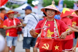 ĐT Việt Nam đấu Thái Lan: CĐV đội mưa đến cổ vũ cho thầy trò Kim Sang Sik