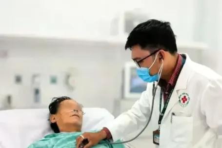 Ngừng tim giữa đường, người đàn ông được cứu sống nhờ bác sĩ tình cờ đi qua