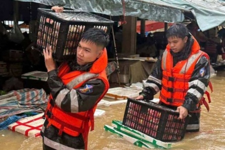 Tiểu thương chạy đua cứu tài sản khi chợ đầu mối Lạng Sơn ngập sâu