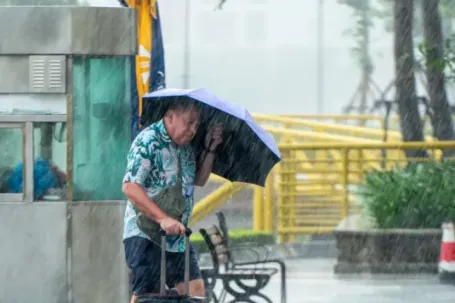 Mất chuyến du lịch Hạ Long vì mưa bão xối xả