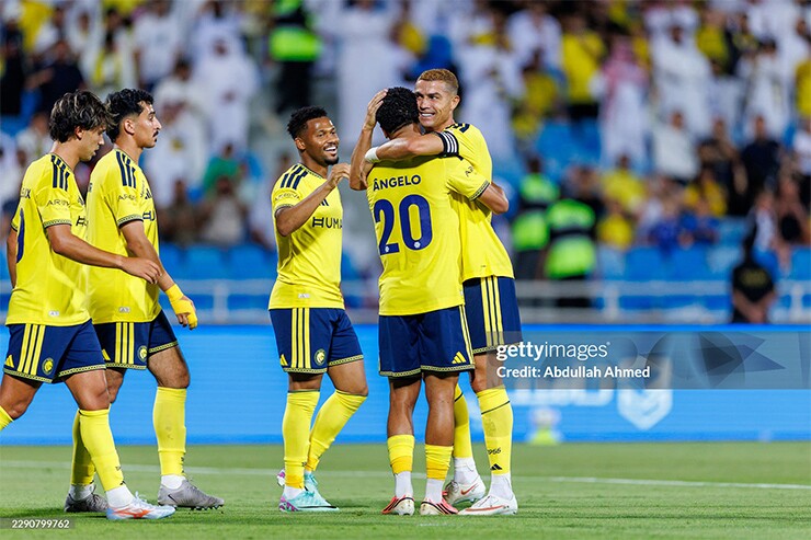 Ronaldo cùng đồng đội ăn mừng sau khi ghi bàn vào lưới&nbsp;Al Riyadh