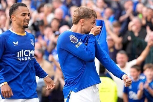 Dewsbury-Hall mang về bàn mở tỷ số cho Everton sau khi chủ nhà hứng chịu một loạt cơ hội từ Palace
