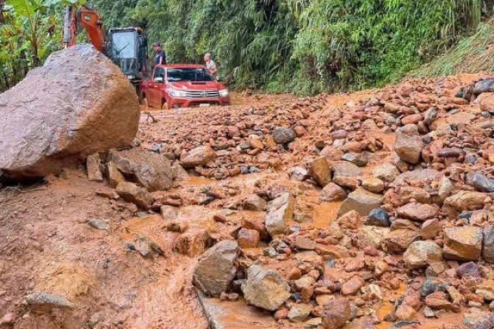 Hàng nghìn m³ đất đá sạt lở, nhiều tuyến đường ở Lào Cai bị đe dọa