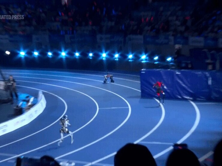 Xem robot Trung Quốc phá kỷ lục của ‘tia chớp đen’ Usain Bolt