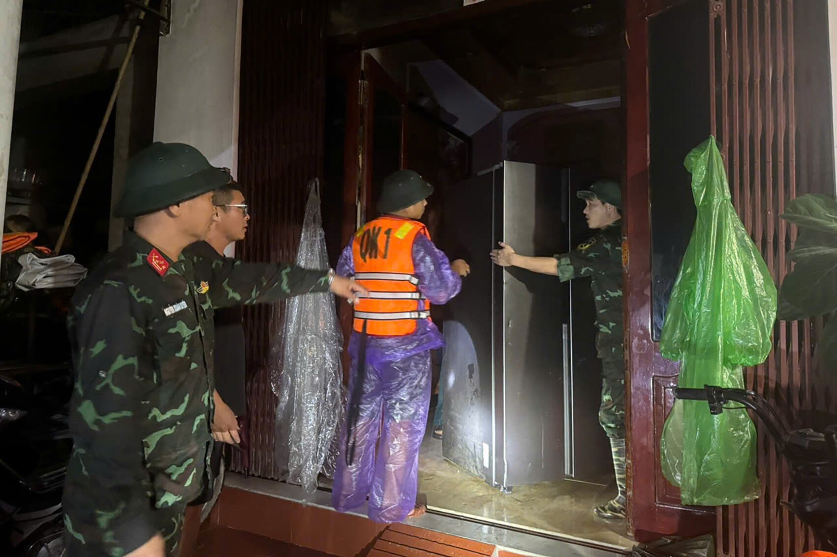 Mưa lớn ở Lạng Sơn: Nước dâng gần 2m, hơn 2.600 người được sơ tán trong đêm - 6