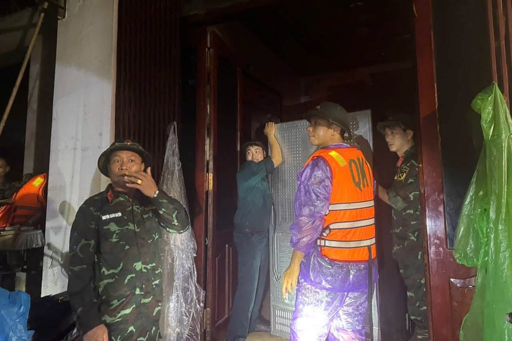 Mưa lớn ở Lạng Sơn: Nước dâng gần 2m, hơn 2.600 người được sơ tán trong đêm - 7