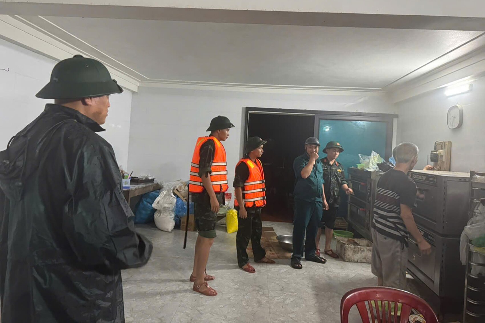 Mưa lớn ở Lạng Sơn: Nước dâng gần 2m, hơn 2.600 người được sơ tán trong đêm - 8
