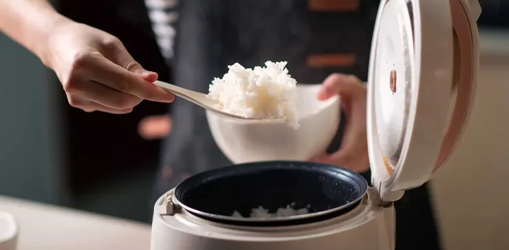 Để cơm nghỉ thêm khoảng 5-10 phút giúp nồi cơm cân bằng độ ẩm, dẻo hơn. Ảnh: Aboluowang