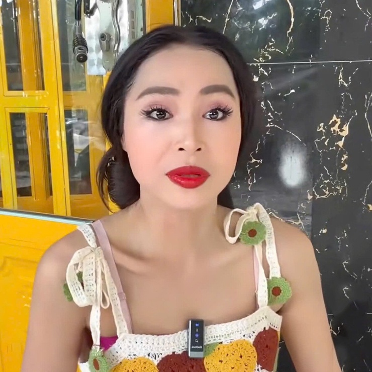 Diễn viên Bích Trâm liên tiếp livestream, có những lời nói và hành động "lệch chuẩn" trên mạng xã hội. 