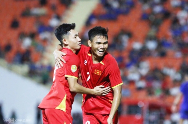 Nguyễn Hai Long (trái) ăn mừng bàn thắng với Phạm Xuân Mạnh ở lượt đi chung kết ASEAN Cup 2026 trên sân Rajamangala, Bangkok, Thái Lan tối 22/8/2026. Ảnh: Đức Đồng