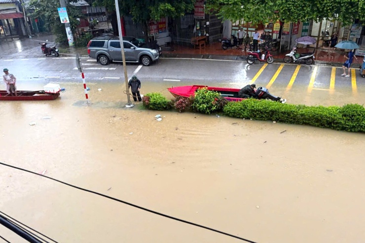 Trong sáng nay, nhiều tuyến đường trung tâm xã ngập sâu. Ảnh: Đ.X
