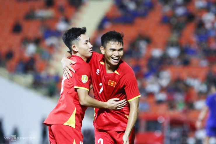 Nguyễn Hai Long (trái) ăn mừng bàn thắng với Phạm Xuân Mạnh ở lượt đi chung kết ASEAN Cup 2026 trên sân Rajamangala, Bangkok, Thái Lan tối 22/8/2026. Ảnh: Đức Đồng