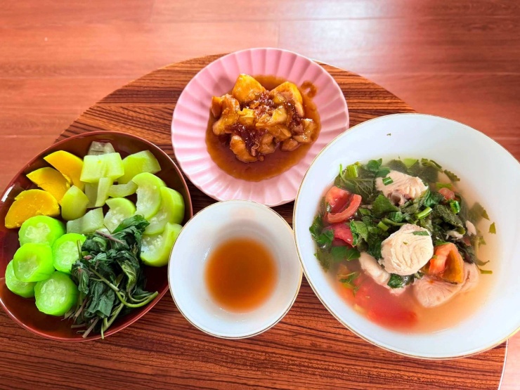 Món mặn cùng canh và rau đơn giản trong bữa cơm của Việt Trinh.