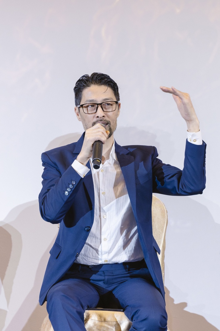 Johnny Trí Nguyễn bảnh bao đi thảm đỏ dưới mưa - 2