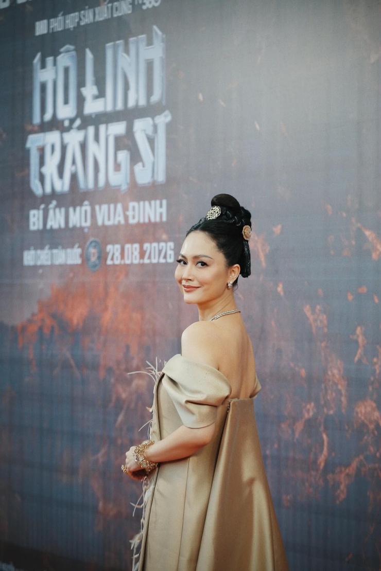 Johnny Trí Nguyễn bảnh bao đi thảm đỏ dưới mưa - 5